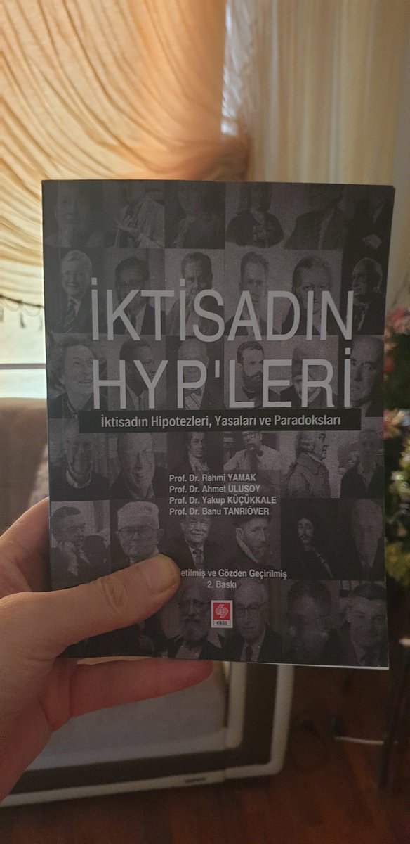 Kitabımızın ikinci baskısı nihayet bana ulaştı 😊

Sayın hocalarım Rahmi Yamak, Ahmet Ulusoy (<a href="/AhmUlusoy/">Ahmet Ulusoy</a>) ve Banu Tanrıöver (<a href="/banutanriover/">Banu Tanrıöver</a>) ile ortaklaşa gayretlerimiz sonucunda "İktisadın Hipotezleri, Yasaları ve Paradoksları" başlıklı kitabımızın genişletilmiş ikinci baskısı