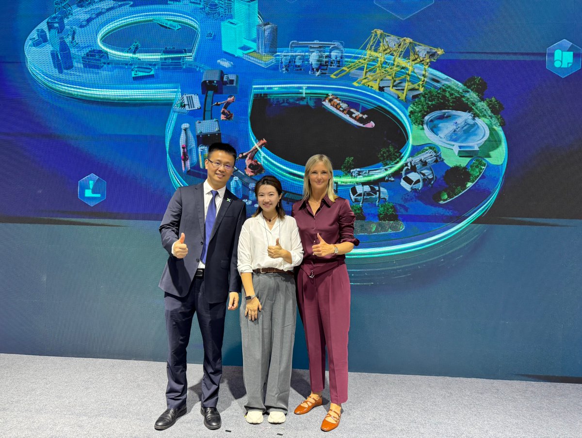 CloudpickTech's tweet image. Thrilled to join the Siemens Xcelerator ecosystem! 🤝
⚡ We showcased Cloudpick's AI-powered unmanned retail at the Siemens booth and joined the Xcelerator BVS signing.
Thanks to Linda Krumbholz, Hu Jian Jun & Rosie Zhang. Onward to co-innovation! 🌍
🚀 cloudpick.ai