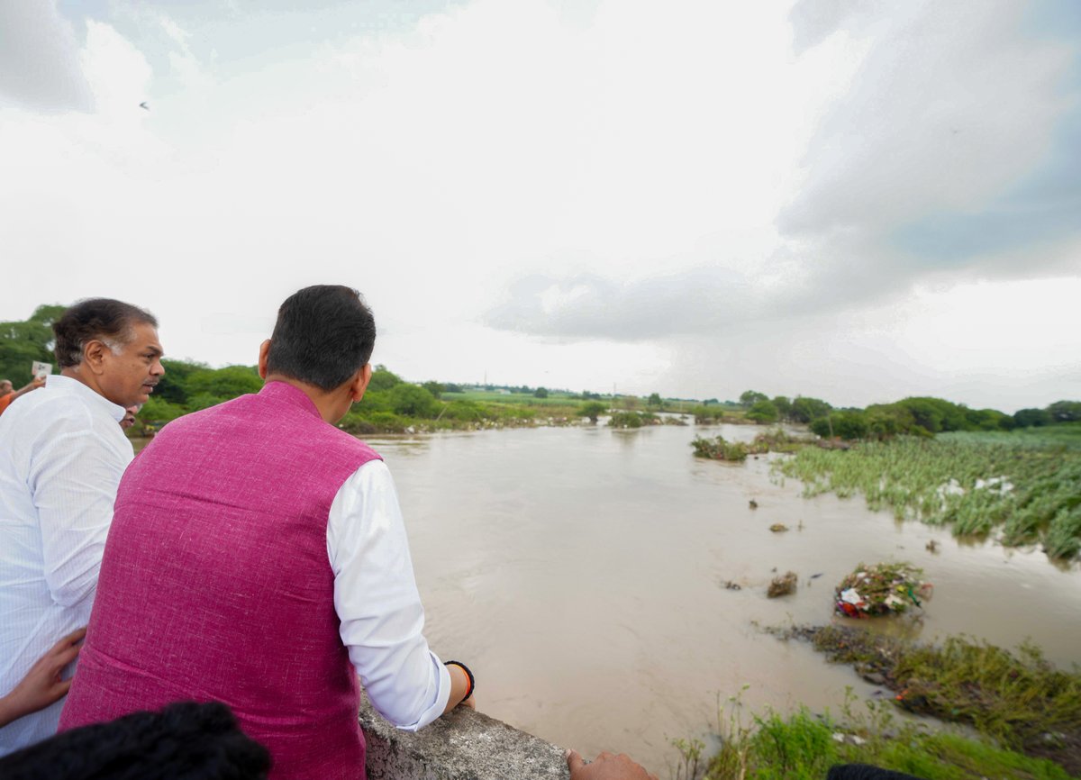 CMOMaharashtra's tweet image. 🔸CM Devendra Fadnavis visited the areas affected by heavy rain at Ujani in Ausa Taluka, Latur, where he interacted with farmers and assessed the damage caused by the heavy rainfall.
Minister Shivendra Sinh Raje Bhonsle, MLA Abhimanyu Pawar, MLA Ranajagjitsinha Patil and…