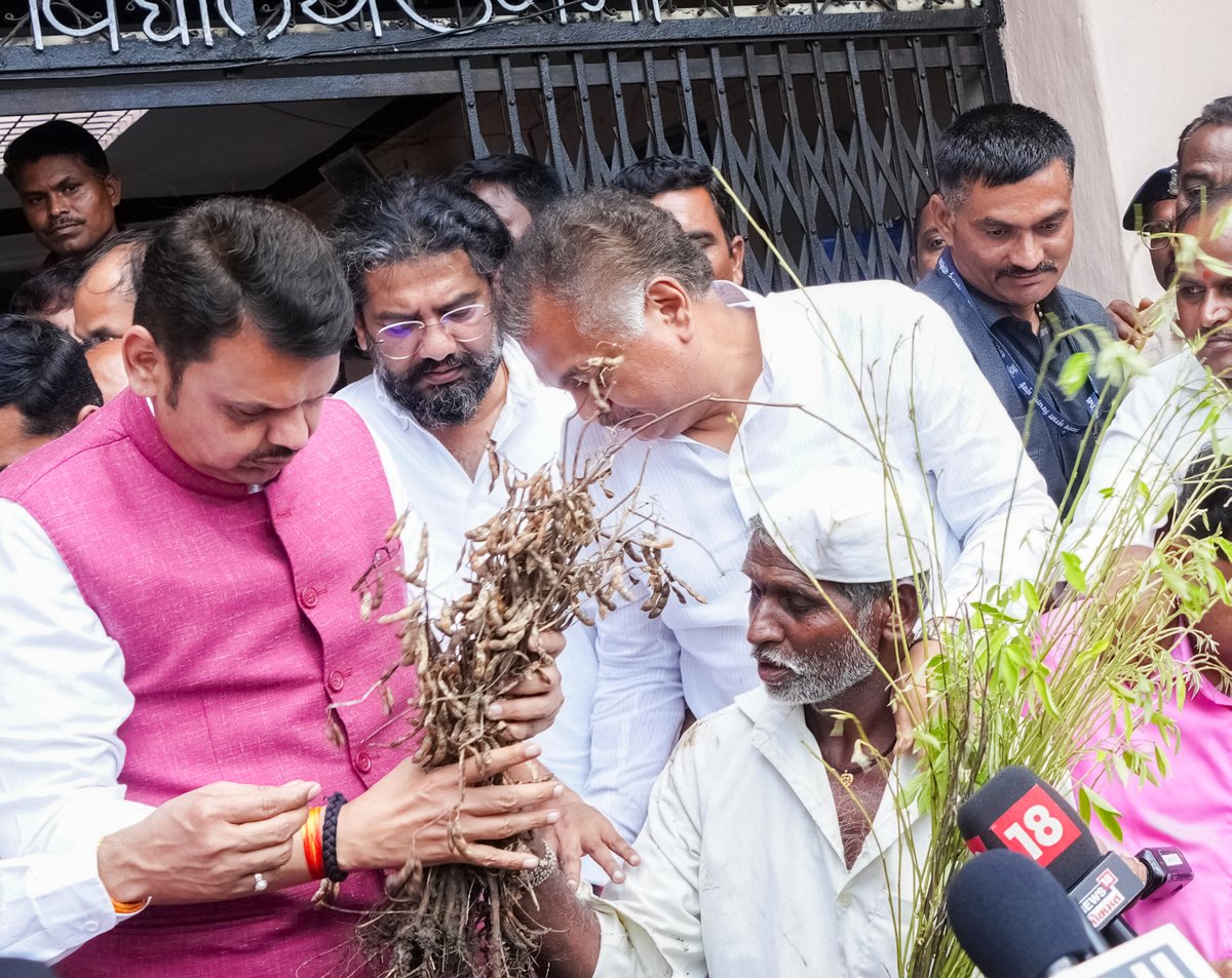 CMOMaharashtra's tweet image. 🔸CM Devendra Fadnavis visited the areas affected by heavy rain at Ujani in Ausa Taluka, Latur, where he interacted with farmers and assessed the damage caused by the heavy rainfall.
Minister Shivendra Sinh Raje Bhonsle, MLA Abhimanyu Pawar, MLA Ranajagjitsinha Patil and…