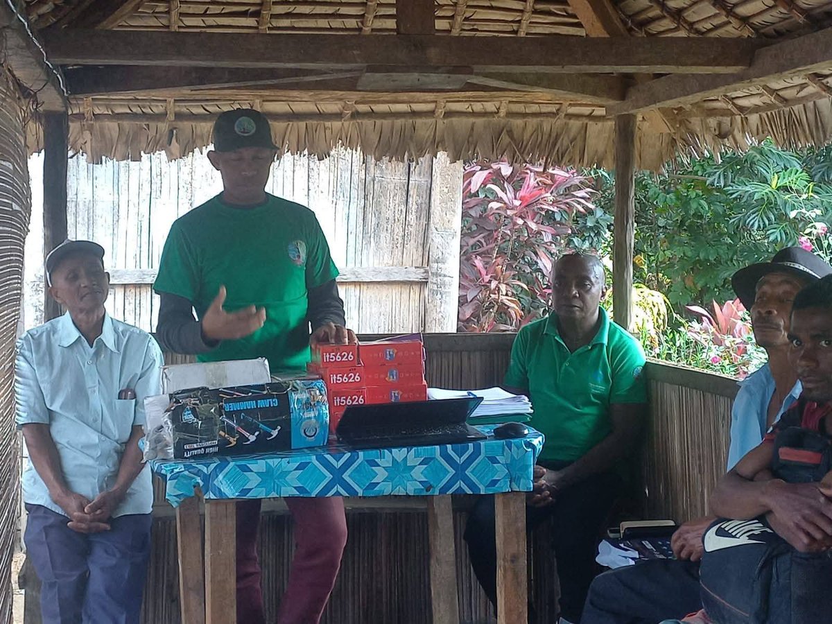 🌳 Le MEDD forme et équipe les Comités Locales de Vigilances et #VOI du #CAZ pour patrouiller, prévenir les feux et sensibiliser sur les lois des aires protégées.
💨 Action financée par le marché carbone REDD+, au profit des communes de Fito, Satrandroy, Ambodilazana, Antenina.