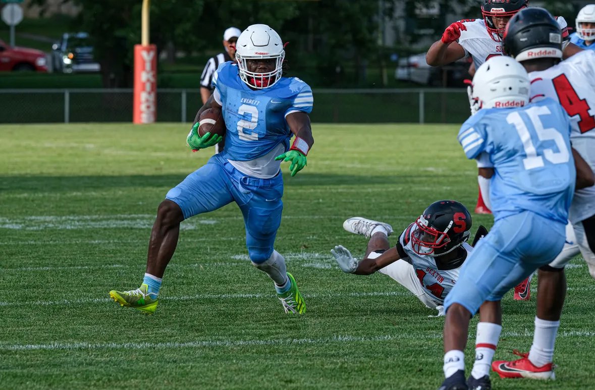 RisingStars6's tweet image. -Player: 2026 Javari Funches 6&apos;0 210
-Position: Running Back / Linebacker
-High School: Lansing Everett Hs
-GPA: 3.5
-Twitter: @JavariFunches 
-Film 1-4 mid-season:
hudl.com/video/3/177482…