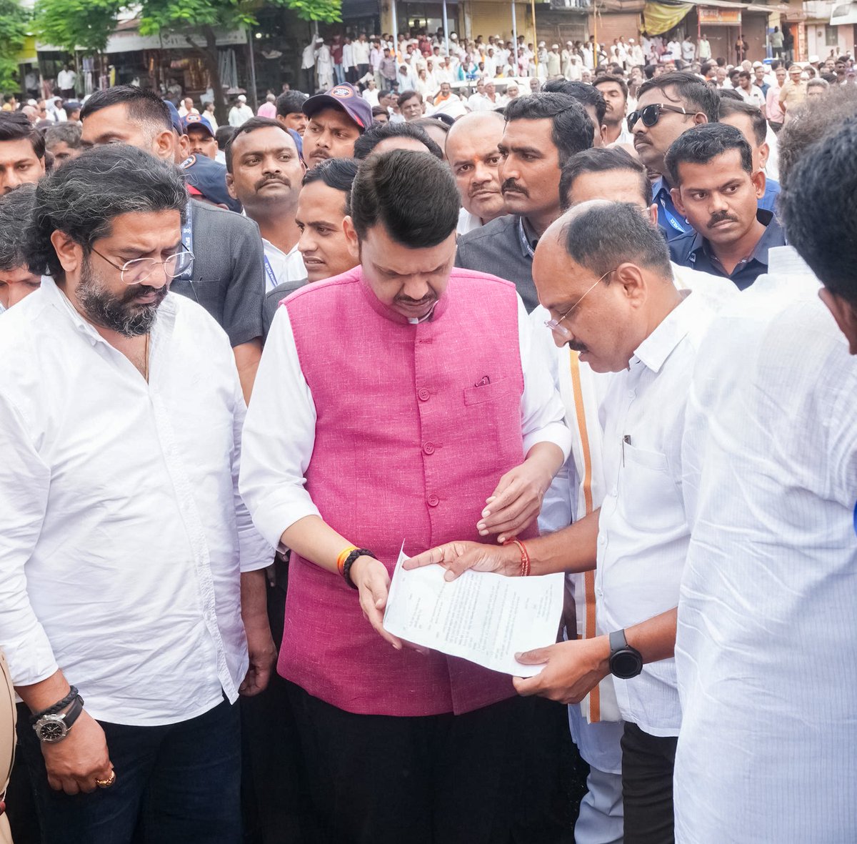 CMOMaharashtra's tweet image. 🔸CM Devendra Fadnavis visited the areas affected by heavy rain at Ujani in Ausa Taluka, Latur, where he interacted with farmers and assessed the damage caused by the heavy rainfall.
Minister Shivendra Sinh Raje Bhonsle, MLA Abhimanyu Pawar, MLA Ranajagjitsinha Patil and…