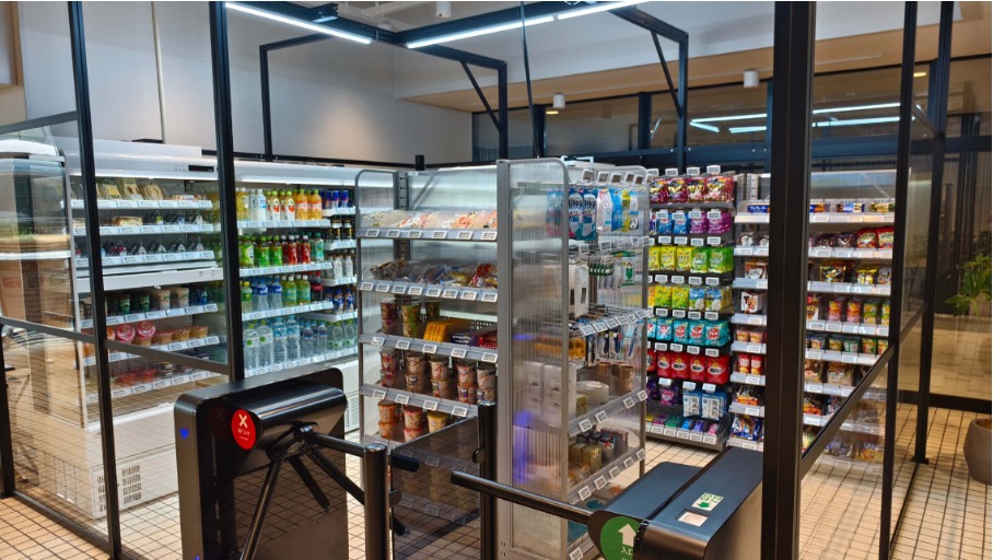 CloudpickTech's tweet image. 🎉 A first in Japan! Osaka Metropolitan University Co-op has launched a walk-through unmanned store 🚀 powered by Cloudpick AI, IntaSect & Hanshow.
✅ QR entry via LINE
🛒 Grab bread, drinks, ice cream, noodles
🚶 Walk out — AI bills instantly
#Cloudpick #SmartRetail