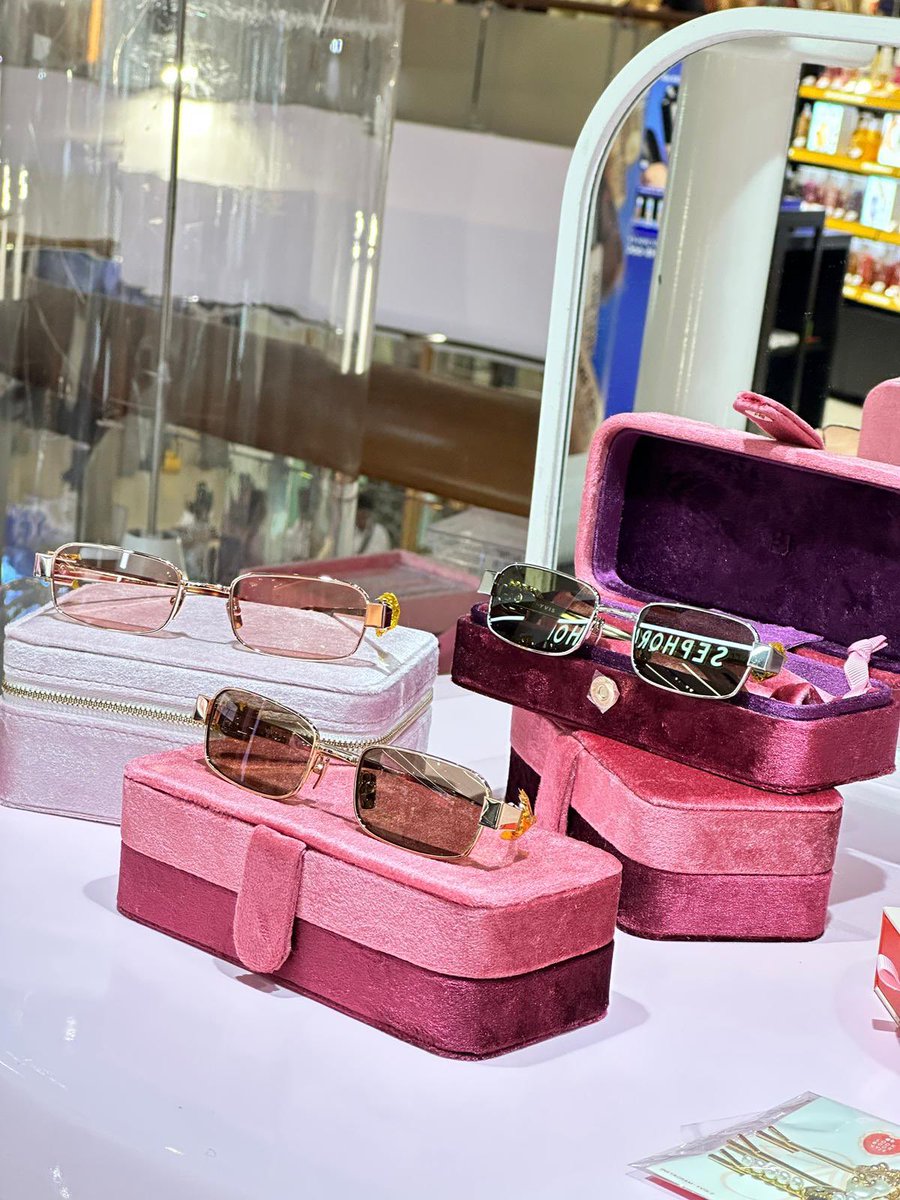 ใครอยากลองมีให้ลองที่หน้าร้านทั้ง 4 สาขาแล้วนะค้าาา : Siam center , Flagship store at Siam Square / Icon Siam / Central Ladprao 💖👀