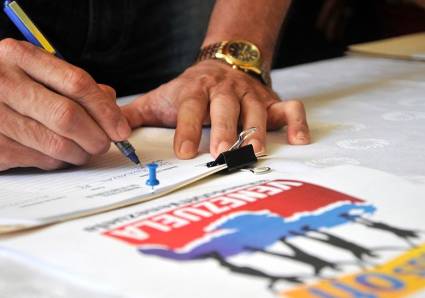 Desde este 24 de septiembre,nuestras firmas en toda Cuba  reafirmarán la solidaridad y apoyo al presidente legítimo Nicolás Maduro y a su valiente pueblo venezolano frente a la infamia imperial. ✊🇻🇪
Cuentas con mi firma, reflejaremos que #CubaConVenezuela es firme.