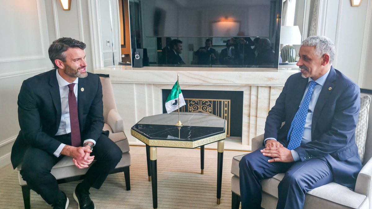 Groupe_AfDB's tweet image. Le président Sidi Ould Tah à Dan Petrie à #UNGA80 : le @Groupe_AfDB veut s’appuyer sur l’expérience du @MCCgov — projets sur 5 ans, réformes et passation transparente — pour accélérer la mise en œuvre et l’impact des investissements en Afrique. #AfDB