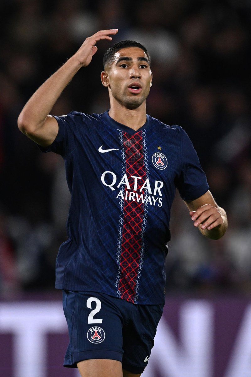 lnstantFoot's tweet photo. 🚨 ACHRAF HAKIMI S'ATTENDAIT À FINIR PLUS HAUT AU CLASSEMENT DU BALLON D'OR ! 🌕🇲🇦

Malgré sa déception, il n'a montré aucun signe d'agacement ou d'énervement au milieu de ses coéquipiers face à la télévision installée spécialement pour suivre la cérémonie. 

"Finir parmi les 6 meilleurs joueurs du monde, c'est déjà une belle fierté" révèle son entourage. 

(@lequipe)