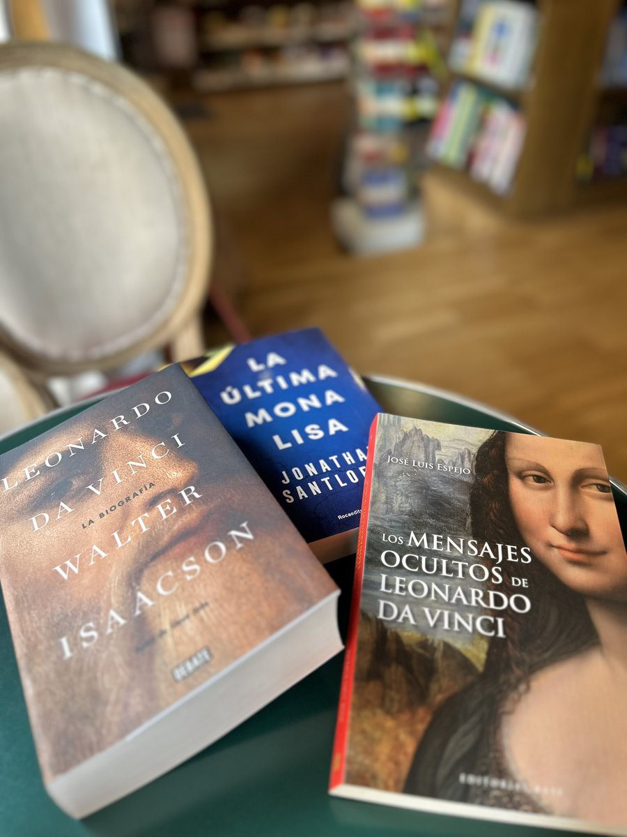 Una tarde preciosa, hablando de la Gioconda con gente muy interesada, en el maravilloso entorno de la librería con más encanto del mundo. Gracias por asistir y compartir este rato de arte y cultura y a la <a href="/bibliotecababel/">La Biblioteca de Babel</a> por invitarme. #charla #arte #leonardo #libreria #gioconda