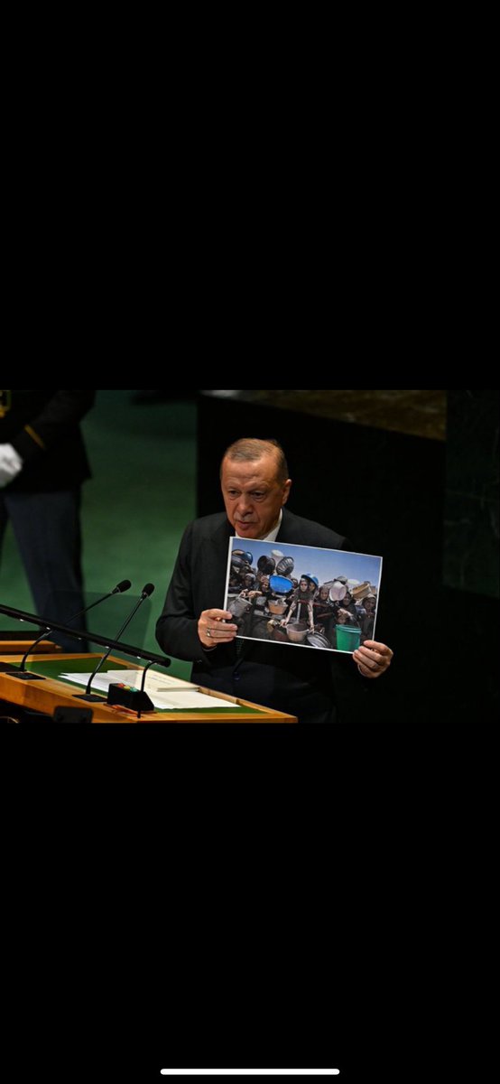 Emre_Okay12's tweet photo. Gazze’de yaşanan barbarlığa karşı sesini yükseltmeyen, tavır almayan herkes bu vahşetin sorumluluğuna ortaktır.”

Recep Tayyip Erdoğan

#PalestinesVoiceErdogan https://t.co/Dn7hKkIIlP