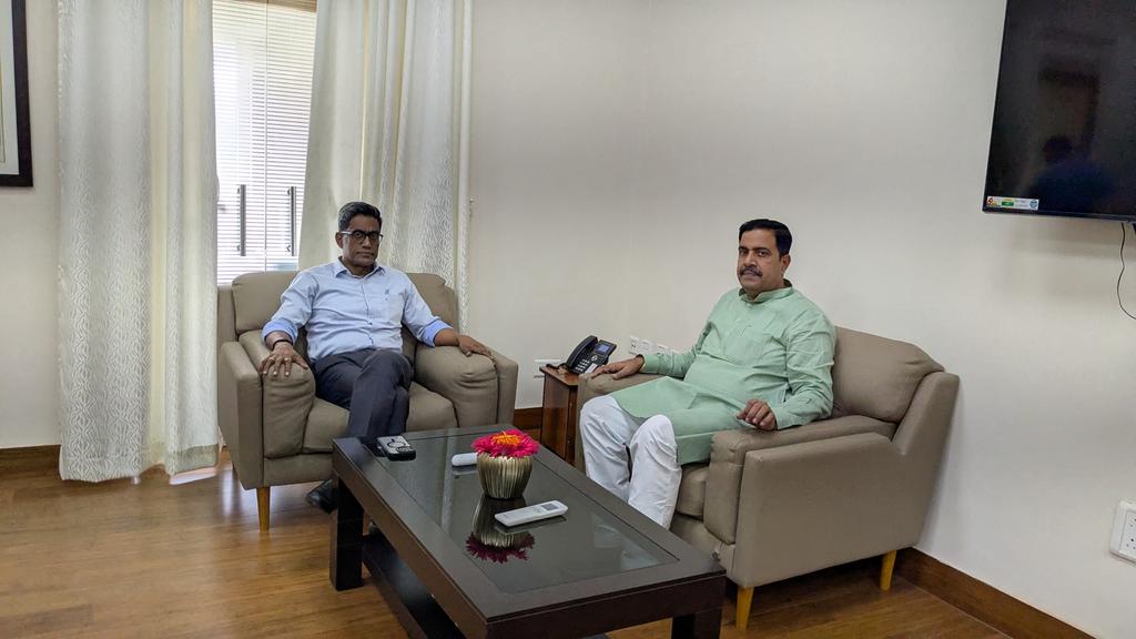 गौरव का क्षण 🙏🇮🇳

आज गोपालगंज की पावन धरती के सपूत, बिहार के मुख्य सचिव माननीय प्रत्यय अमृत जी से मुख्य सचिव पद का कार्यभार संभालने के उपरांत पहली बार शिष्टाचार भेंट की।

इस अवसर पर उन्हें अंग वस्त्र भेंट कर सम्मानित किया और आगामी 2025 के विधानसभा चुनाव को लेकर महत्वपूर्ण