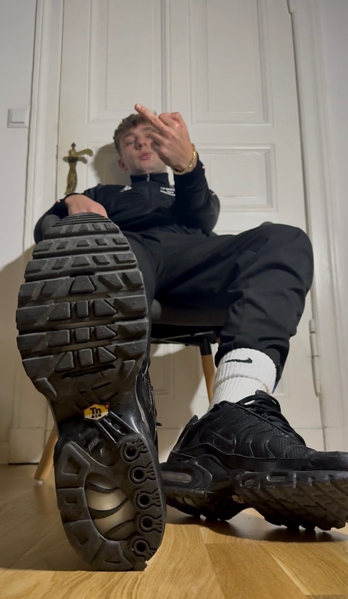 So nah &amp; doch so unerreichbar…..

#socks #Nike #cigarette #Master 
#slave #drain #feet #sub #findom