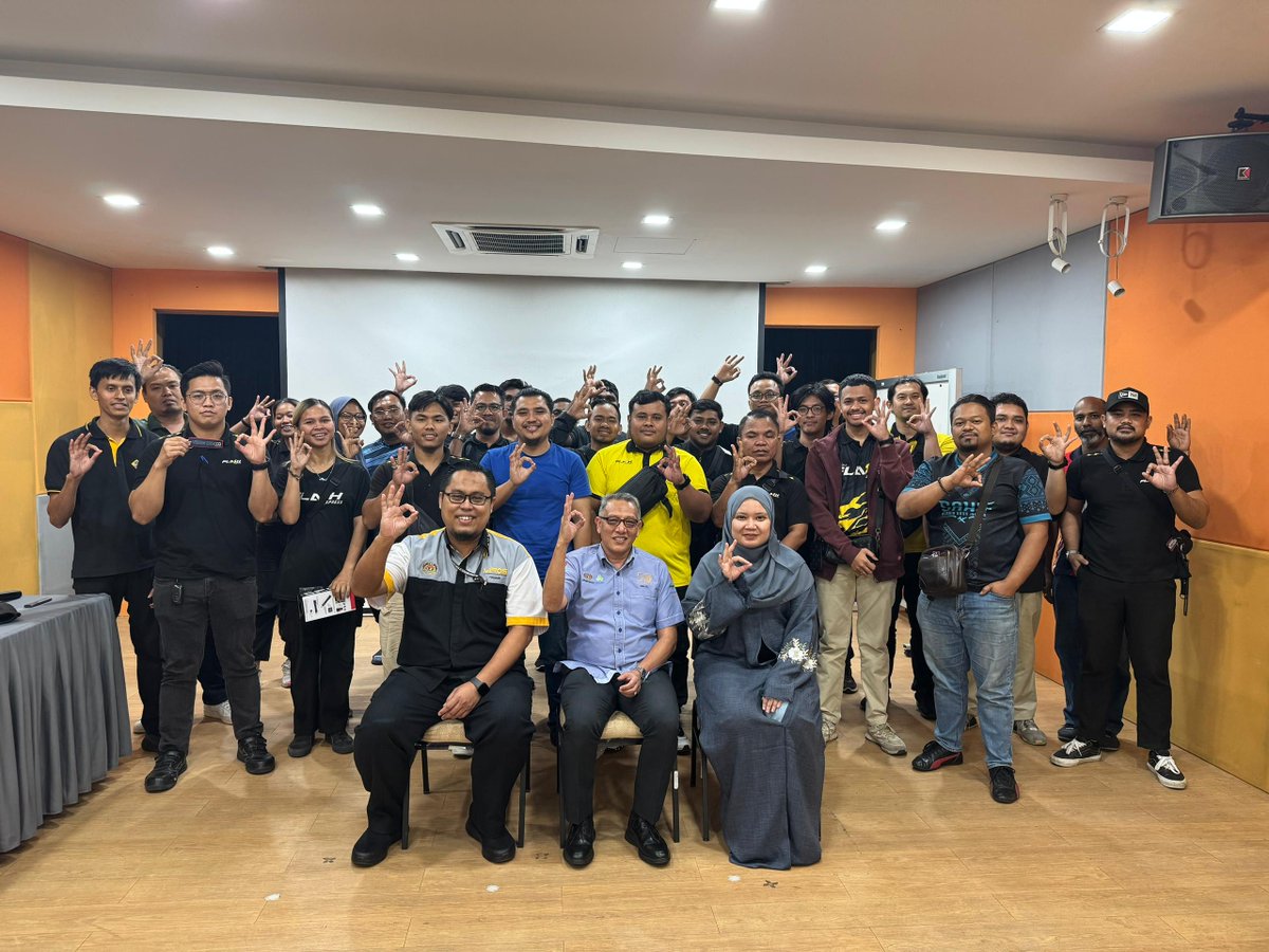 FlashExpressMY's tweet image. 🚴‍♂️✨ P-Hailing Safety Training with MIROS ✨🚴‍♀️

Today, 26 Flash riders from Area 7 successfully participated in the P-Hailing Safety Training Program organized by the Malaysian Institute of Road Safety Research (MIROS) in Kajang, Selangor.

#FlashExpress #MIROS #RoadSafety