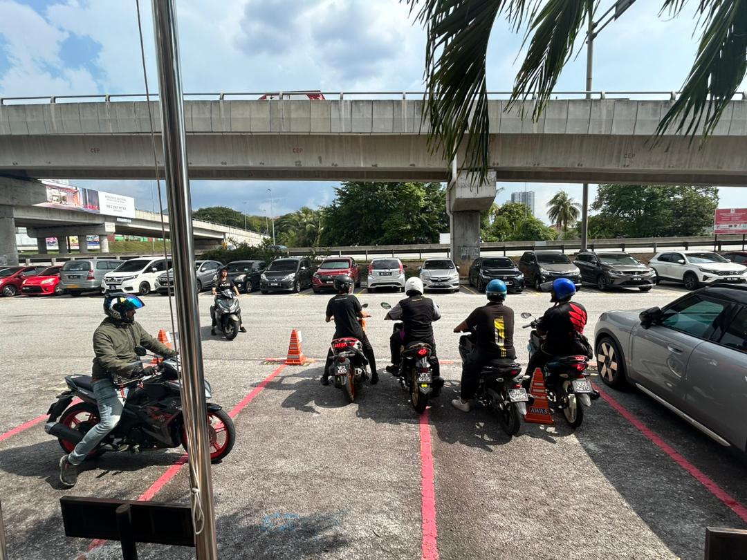 FlashExpressMY's tweet image. 🚴‍♂️✨ P-Hailing Safety Training with MIROS ✨🚴‍♀️

Today, 26 Flash riders from Area 7 successfully participated in the P-Hailing Safety Training Program organized by the Malaysian Institute of Road Safety Research (MIROS) in Kajang, Selangor.

#FlashExpress #MIROS #RoadSafety