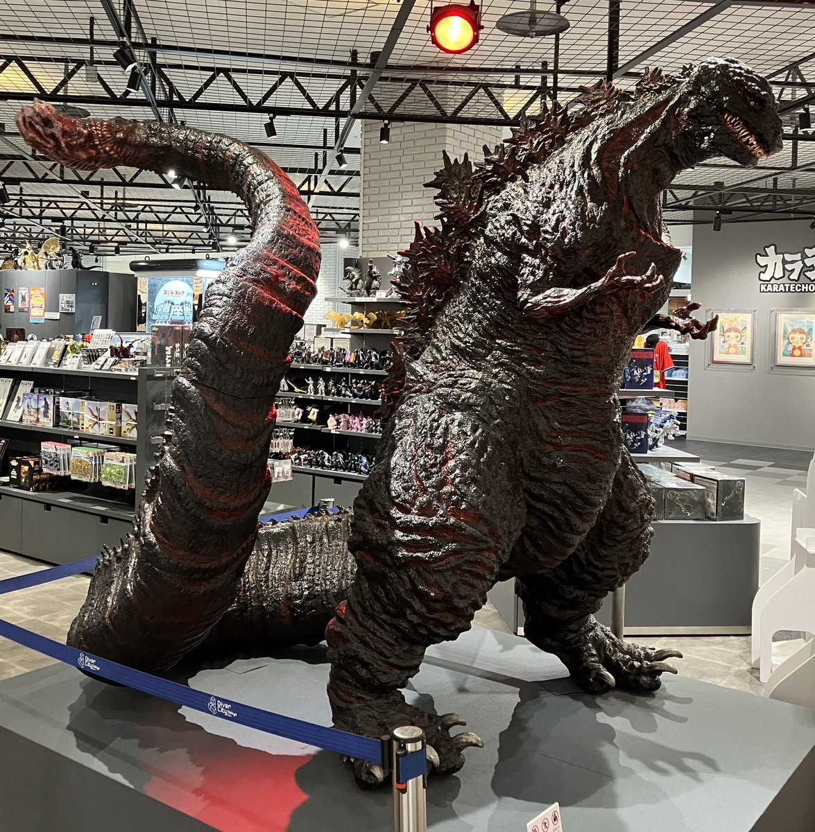 godzilla_ibs's tweet photo. 製作ブログ更新しました🤚
この想い、山﨑貴監督に届け🤭‼️

遂に夢の「ゴジラ」映画出演！？　　　～素人怪獣造形家夫妻、東京へ行く～

↓凄まじい長文ですが、ご覧下さい🙏
https://t.co/4eYAaGix3A

#ゴジラ #godzilla  #山﨑貴 #東京 #フィギュア #造形 https://t.co/w9d4BpBV2e