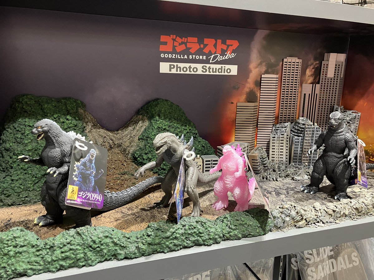 godzilla_ibs's tweet photo. 製作ブログ更新しました🤚
この想い、山﨑貴監督に届け🤭‼️

遂に夢の「ゴジラ」映画出演！？　　　～素人怪獣造形家夫妻、東京へ行く～

↓凄まじい長文ですが、ご覧下さい🙏
https://t.co/4eYAaGix3A

#ゴジラ #godzilla  #山﨑貴 #東京 #フィギュア #造形 https://t.co/w9d4BpBV2e