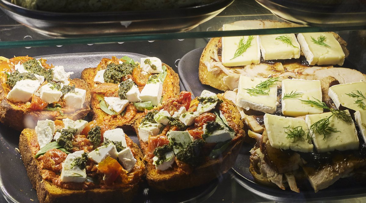 franksplace1860's tweet image. Craving something delicious? Our all-day menu kicks off at 12 noon, but if you&apos;re in the mood for something lighter or quicker, our deli menu is packed with tasty options too.
Explore what’s on offer and treat yourself  bit.ly/4mAARcu #delimenu #restaurantsinwexford…