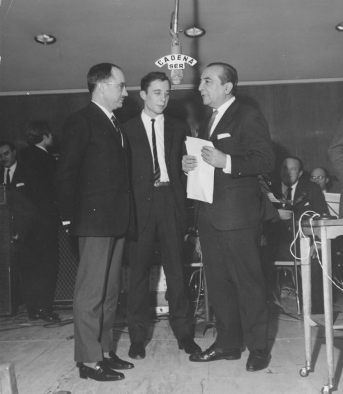 "Los locutores somos como un arco iris con colores que brillamos; pero que alguien vaya, cruce aquello y lo toque. No toca nada. Somos un reflejo. Por eso tenemos que morir como las mariposas".

Bobby Deglané, 1982