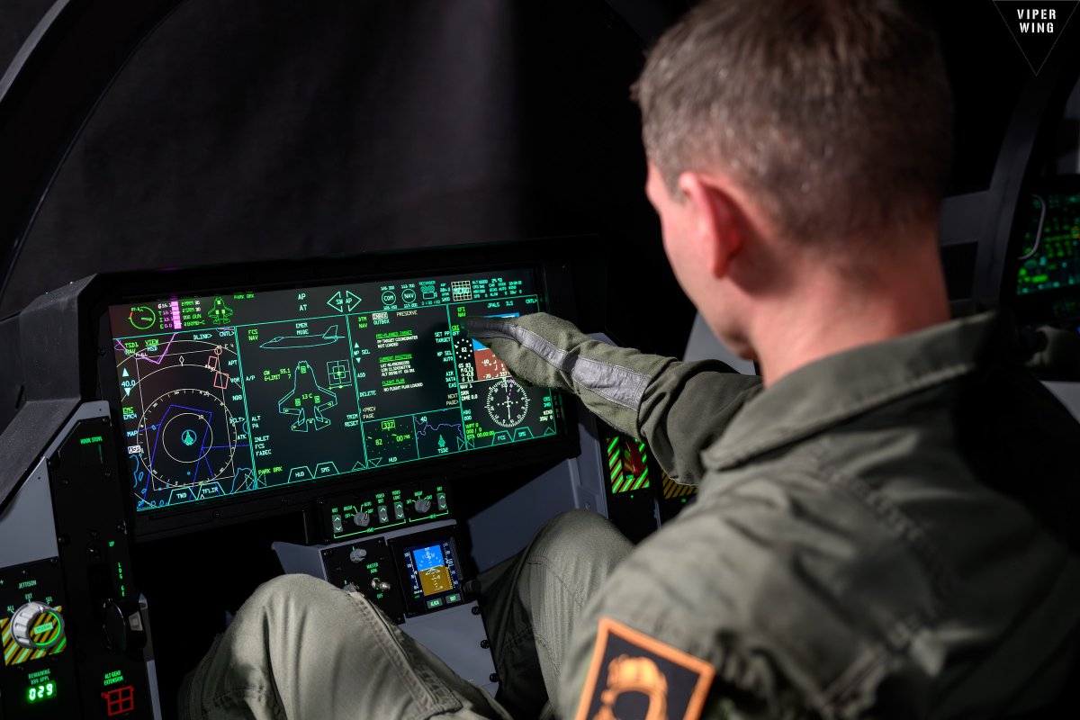 ViperWingSim's tweet photo. The all-new, unclassified representation of F-35 cockpit. Platform agnostic, unmatched in both quality &amp; usability, combining the input of experienced industrial design and UX-experts. F35U 2026: 5th iteration of 5th generation - perfecting the realistic pilot environment. 
#F35 https://t.co/pOtvJkxI3b