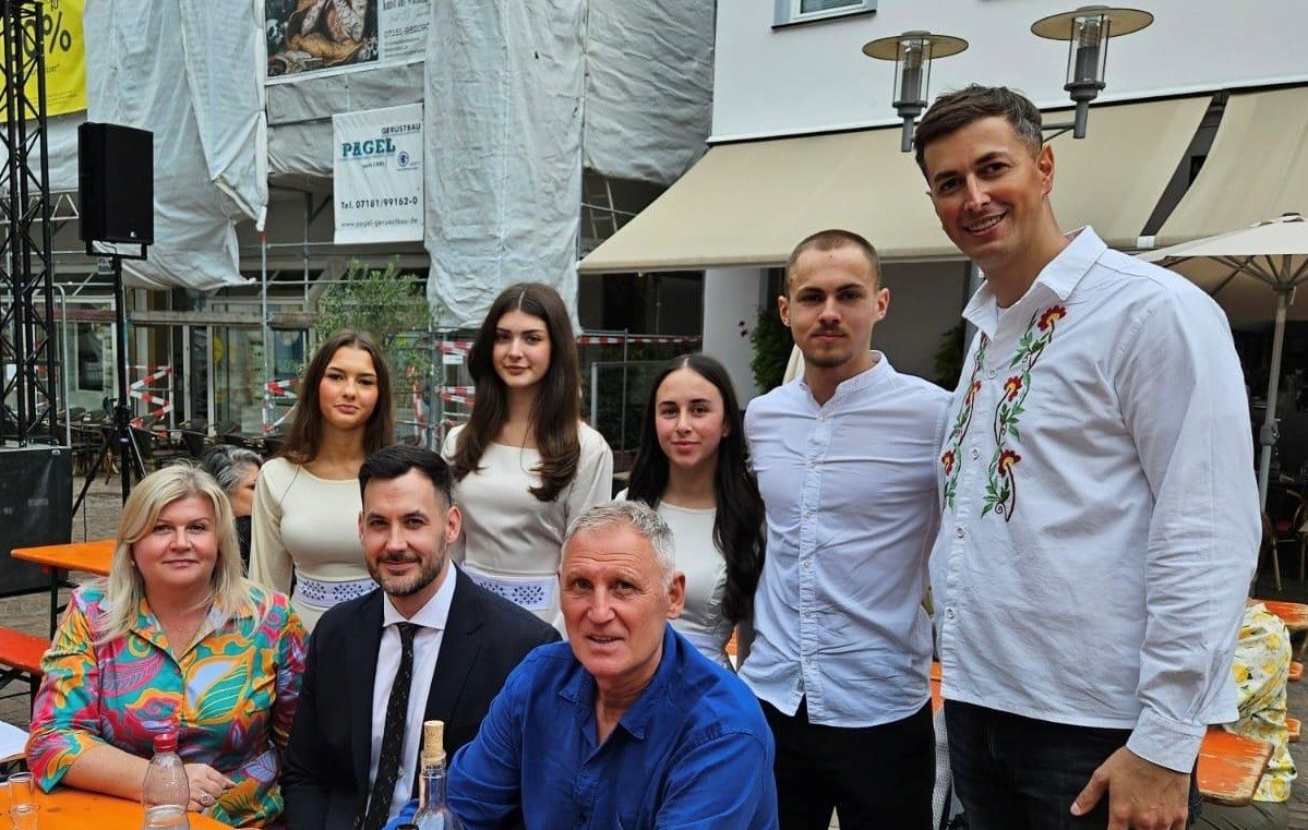 SRBinStuttgart's tweet photo. Вицеконзул 🇷🇸 у Штутгарту С. Кнежевић присуствовао је овогодишњем Фестивалу културе у Вајблингену 🇩🇪, на коме су учествовали представници српског удружења “Братство”, Српског центра из Штутгарта и Српског просвјетног и културног друштва “Просвјета”. https://t.co/kHyZEvk3MU
