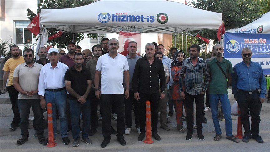 Van'da Demli belediyeler tarafından işten çıkarılan işçiler sabırsızlıkla bir çözüm bekliyor 

2 yıl önce Büyükşehir  Abdullah Zeydan ve İpekyolu belediyesi tarafından 1000 kişinin  üzerinde işten çıkarılan işçiler,halen Belediye önündeki protestolarına devam ediyor.