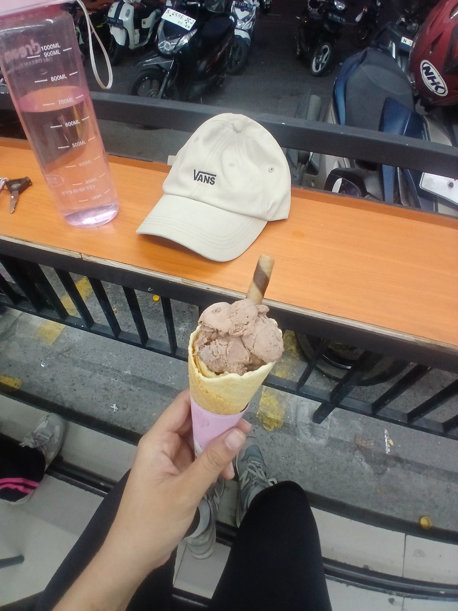 rzgurlff's tweet photo. jogging sejam tbtb pen es krim https://t.co/ydHjEc3pfZ