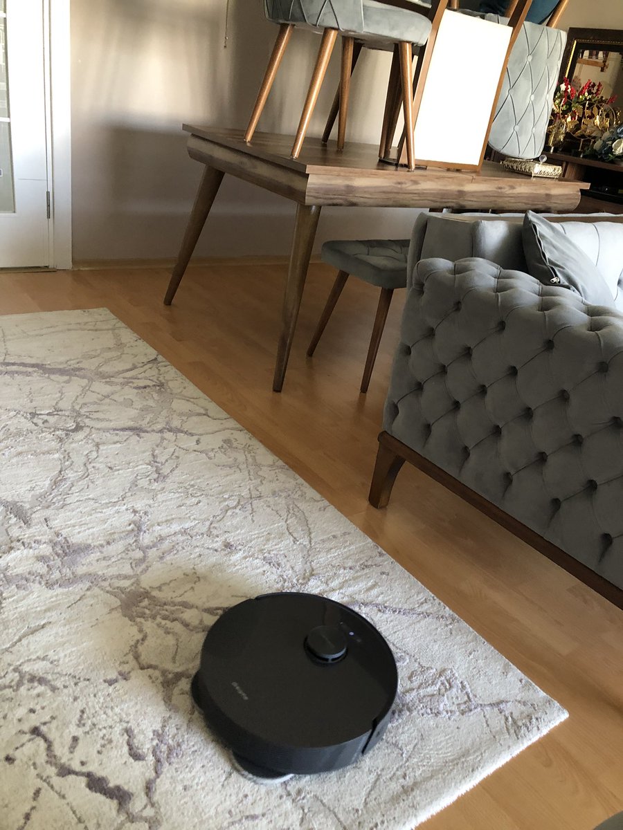 NazKvan3's tweet image. Benim ki çalışıyor 🙋‍♀️ bende keyifle yaprak dökümü izliyim canısı 💫#robotsüpürge