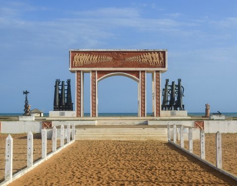 BENIN 🇧🇯: cette publication FB laisse entendre qu’une nouvelle « porte du non retour » est en construction. Et que l’actuelle serait détruite.
Comment peut-on agir ainsi?
Transformer lieu d’histoire &amp; spiritualité en une grande Attraction Touristique. Une simple machine à Fric?