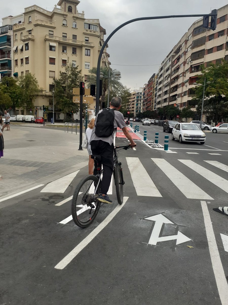 🚴 #MobilitatVLC pone en funcionamiento el primer tramo del #carrilbici de Archiduque Carlos, entre av/del Cid y Músico Ayllón, conectando con los carriles de ambas vías🔗valencia.es/cas/actualidad… 

Proyecto financiado por la Unión Europea 🇪🇺- #NextGenerationEU #PlandeRecuperación
