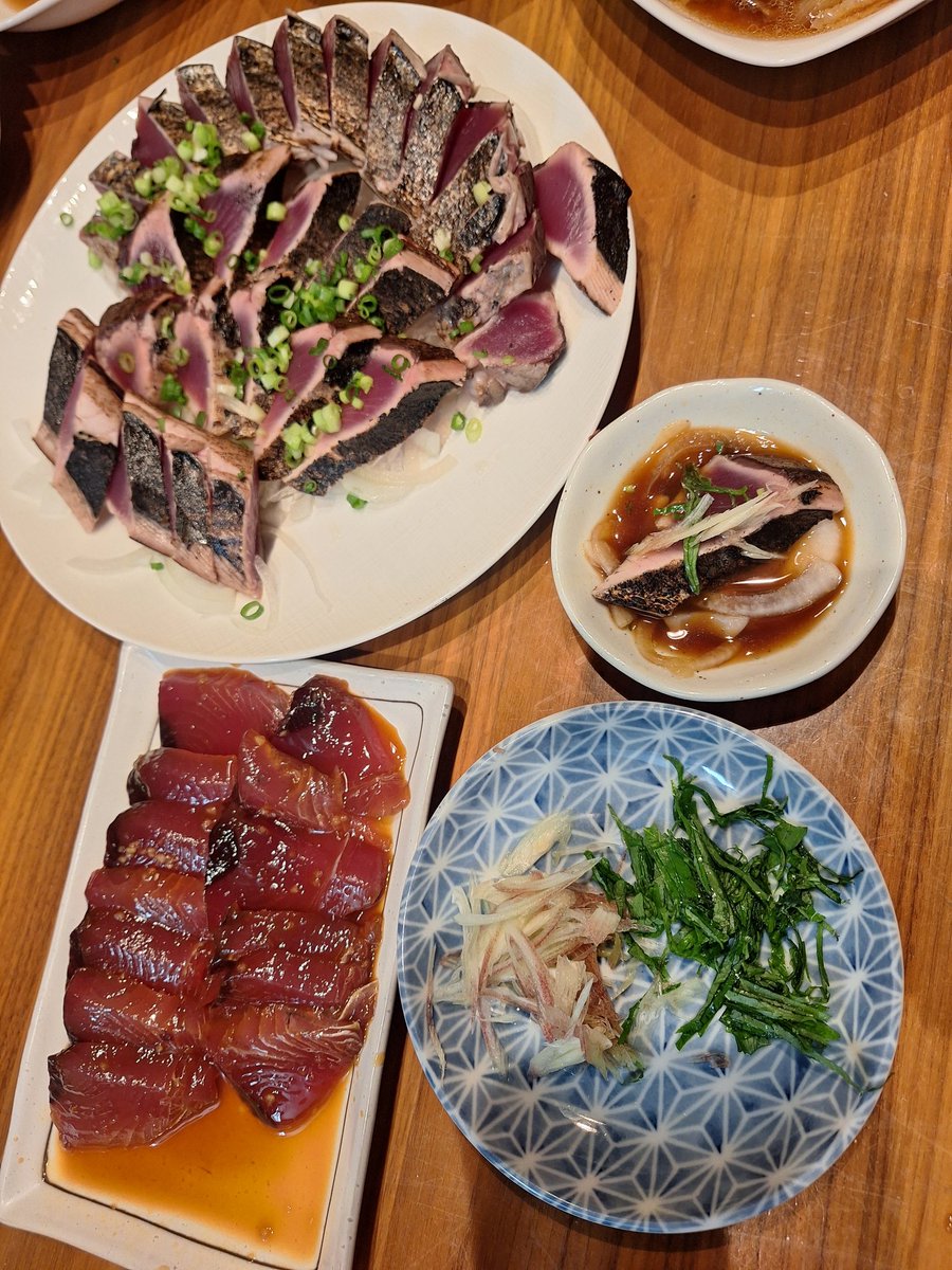 叩きと、にんにく卵黄醤油の漬け。
うま～～～い🎵これでカツオ1本分。