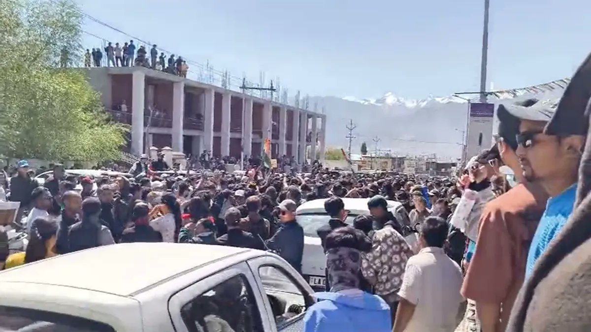 Damage during the Leh Violent protests today:  

1. BJP Office Gutted 
2. ⁠Ladakh Autonomous Hill Development Council Damaged &amp; Burned 
3. ⁠CRPF/Police Vehicles Burned 
4. ⁠10 people injured. 2 critical. 
5. ⁠One CRPF Jawan was also injured.

#lehprotest #sonamwangchuk