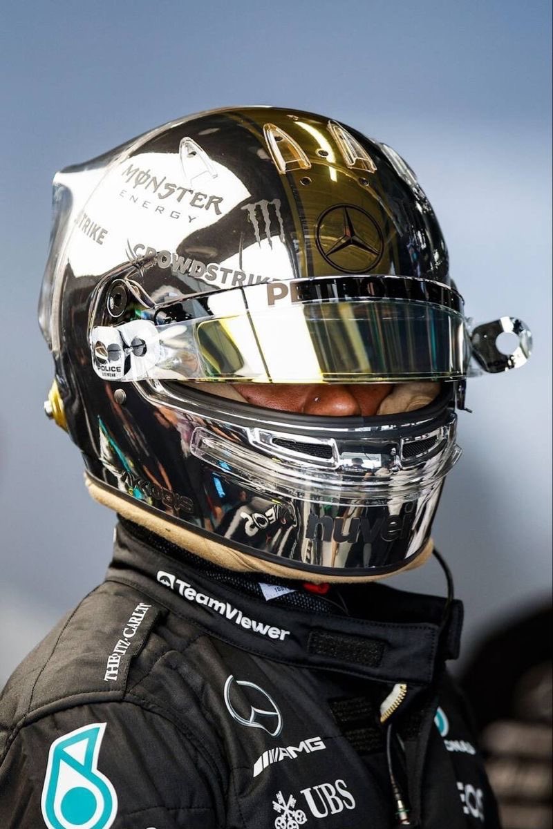mercedarri's tweet photo. we all moved on from this helmet livery WAYY too quickly https://t.co/Y5G8cA0Kl0