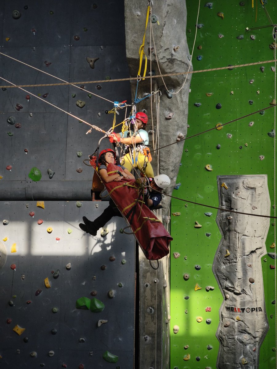 Hoy toca operaciones avanzadas con camilla. Como nos gusta esta especialidad y que bonita es la docencia. Nuestros alumnos avanzan como un 🚀