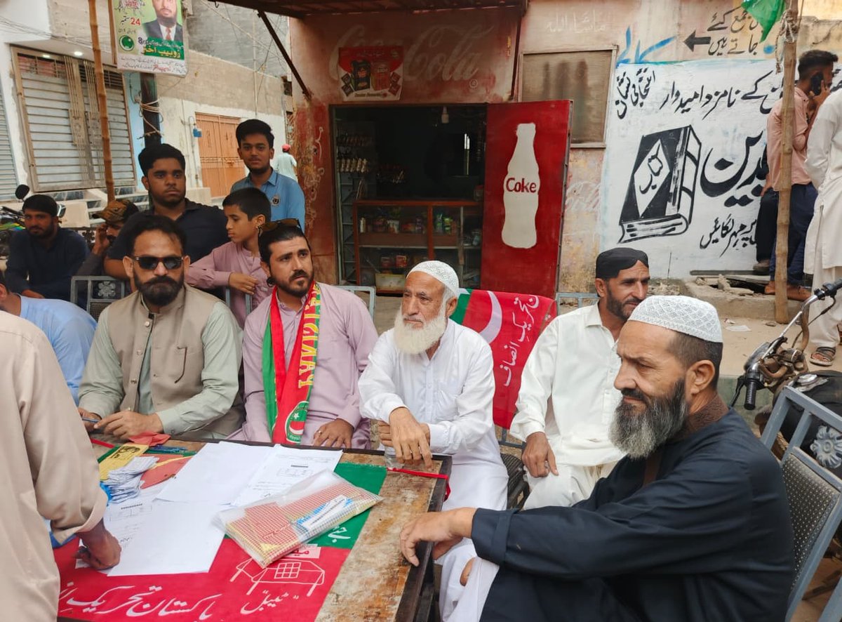 PTIKarachi_'s tweet photo. پی ٹی آئی ایڈیشنل جنرل سیکرٹری کراچی @ptisirbuland کا مختلف کیمپس کا دورہ، پولنگ کے عمل کا جائزہ لیا، پولنگ ایجنٹس کا حوصلہ بڑھایا۔
#VoteForKhan https://t.co/7378x0sKDF