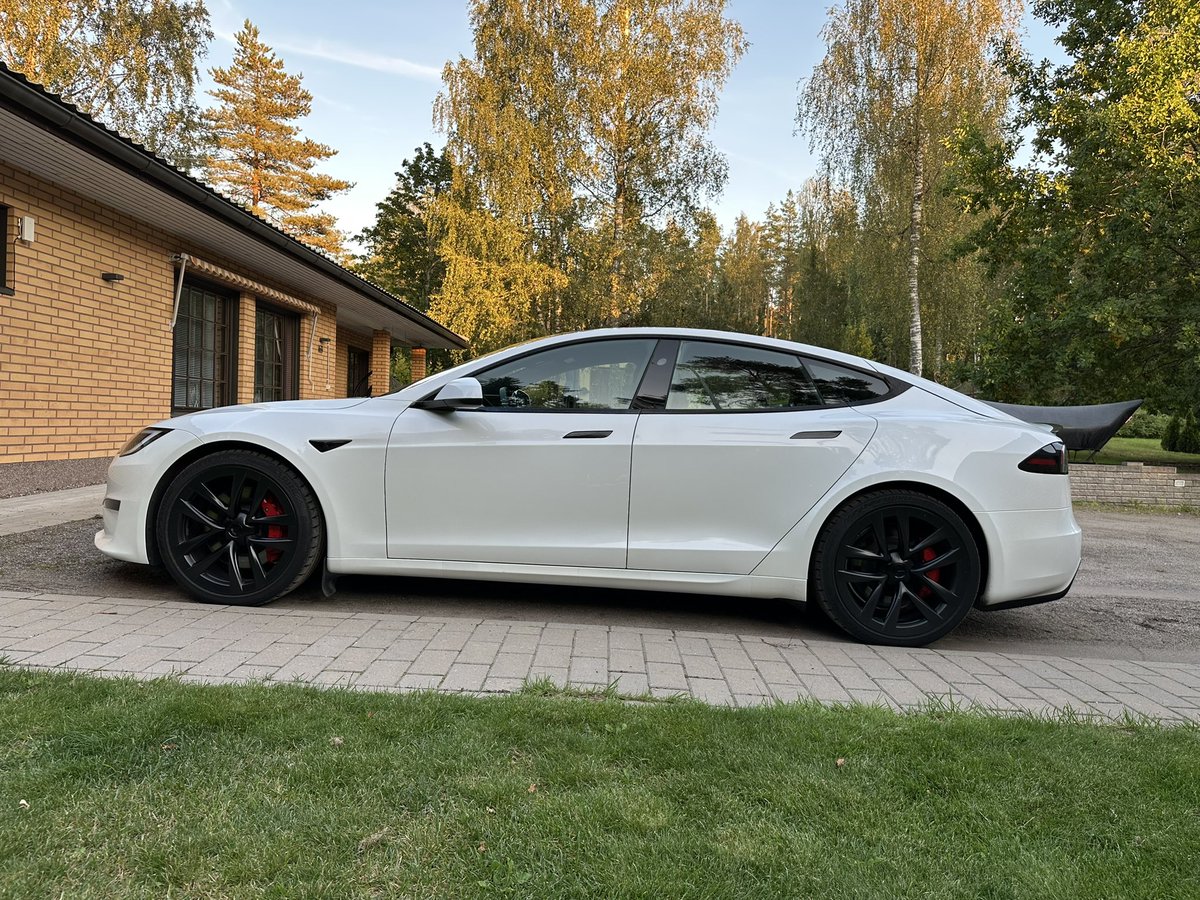 Model Y Performance koeajoja Petikossa!

Tunnin kurvailu, haluttava ja makea laite. 👍👍

Jos ostohousut on jalassa yksi vinkki: käy koeajamassa käytetty Model S Plaid. About sama hinta ja eri stratosfäärissä suorituskyky, ajettavuus ja ulkonäkö. 

Sori Y fanit. S Plaid jatkaa 😍