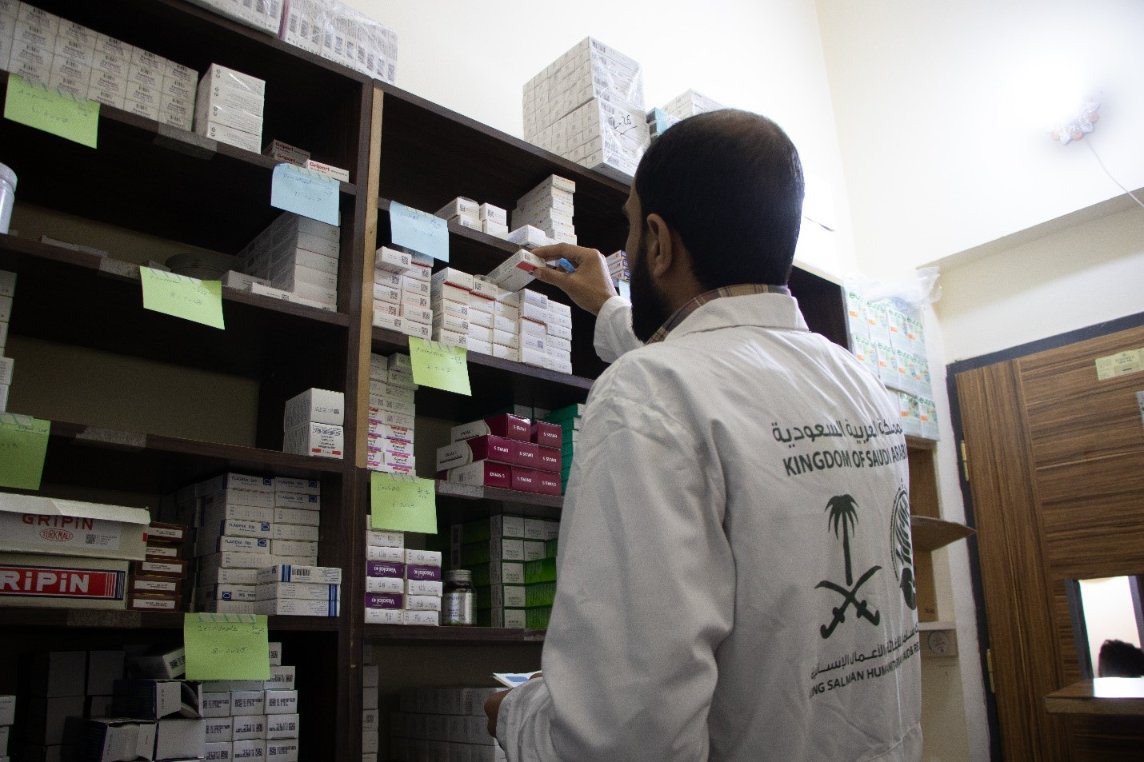 Pharmacists in Aleppo make sure families can access the medicines they need.

With <a href="/KSRelief_EN/">KSrelief</a> support, <a href="/WHO/">World Health Organization (WHO)</a> &amp; partners sustain 50+ health facilities in northern Aleppo – keeping pharmacies supplied &amp; services running for 565k people.

Read more: bit.ly/3VxPxOI