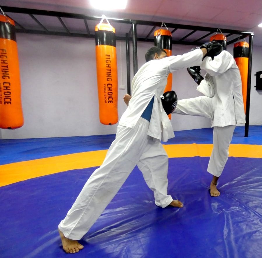 KonarkCorps's tweet photo. #BlackMaceBrigade conducted training on Army Martial Arts Regime, #AMAR for over 50 #Warriors of #KonarkCorps at 'AMAR Training Facility', #Jaisalmer enhancing their #HandToHandCombat skills — illlustrating offensive spirit of #IndianArmy in #CloseCombat battles.
#JiuJitsu
#MixedMartialArts
@adgpi
@IaSouthern
@PRODefRjsthn