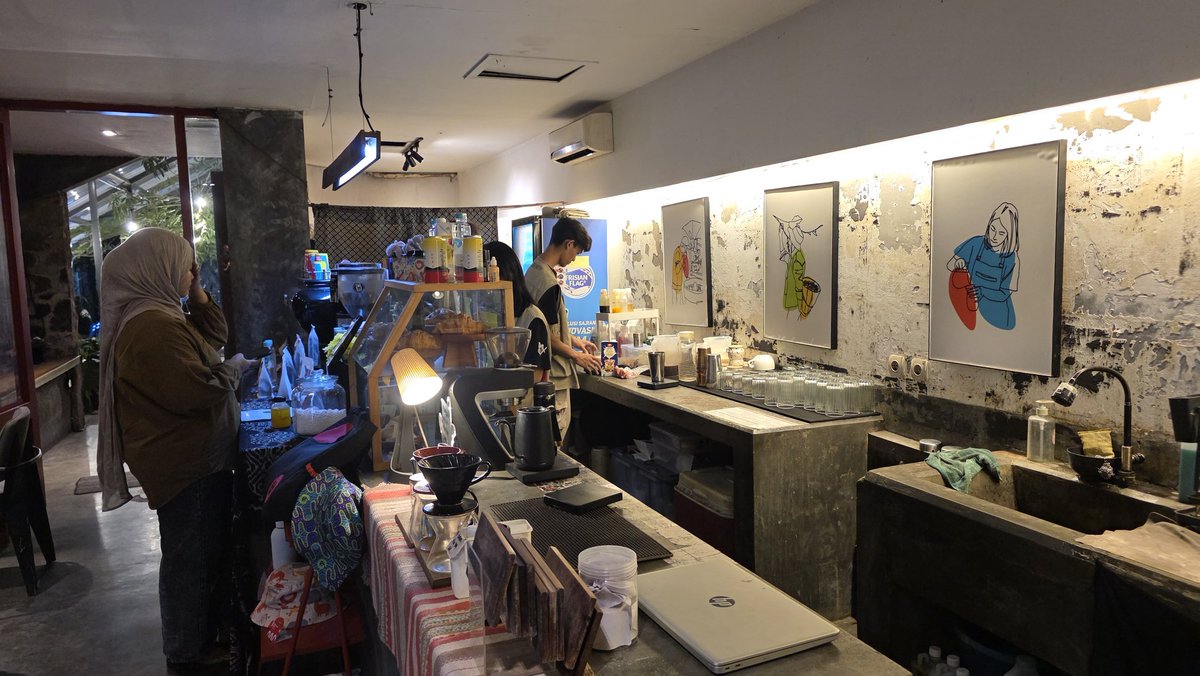 Numpang ngopi sore ya kang <a href="/kozirama/">Rama</a>