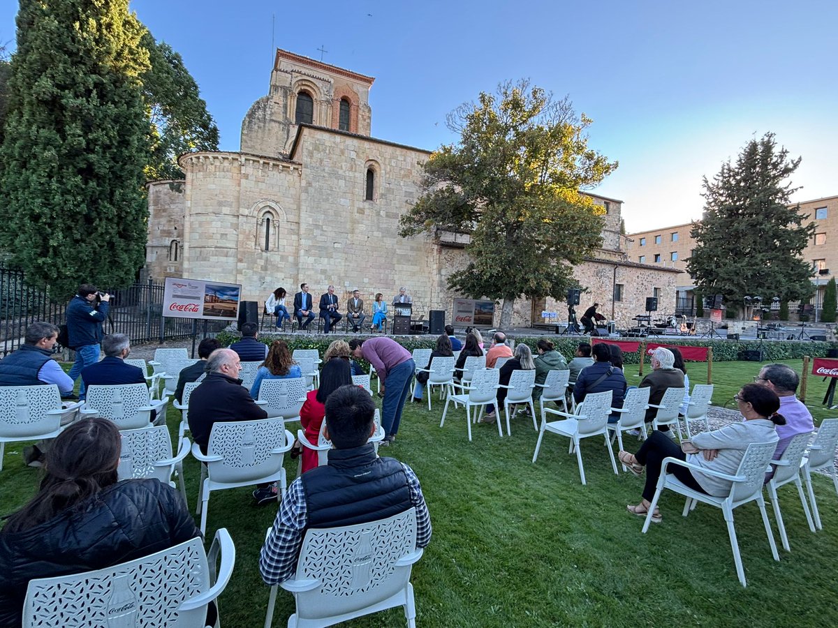 HOTUSEsg's tweet image. 🌱 Más de 130 hosteleros de Segovia se unen a #HosteleríaPorElClima: 138 bares y restaurantes aplican 2.251 medidas sostenibles, desde iluminación LED hasta reciclaje de vidrio y trabajo con proveedores locales.

📄 Accede a la nota de prensa completa: acortar.link/E0yeGR