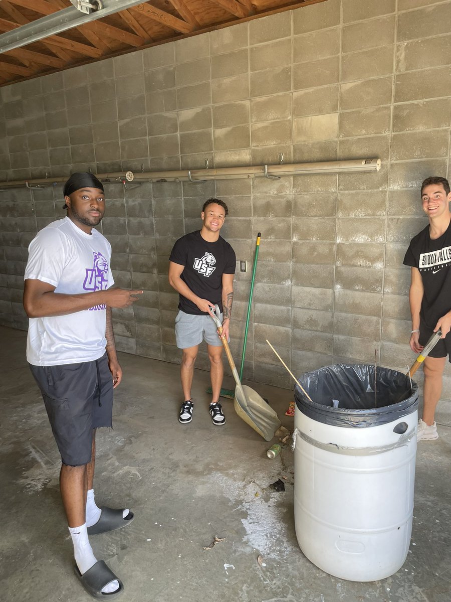 USFCougarsMBB's tweet photo. Had a great time volunteering over at Memorial Middle School today!

Cleaned out an old storage garage, whacked some weeds, and cleaned out some sand pits. 🦾🦾🦾

#CultureForService https://t.co/KF4bCQFjSD
