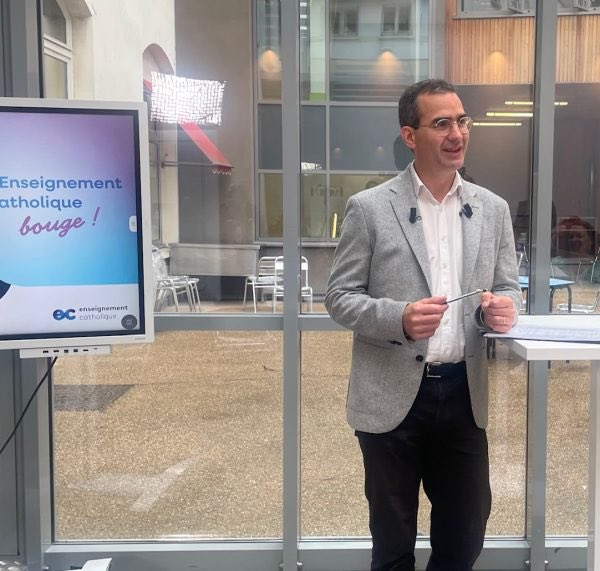 Avec foi ni loi ? Les propos et silences étonnants du nouveau Secrétaire général de l’enseignement catholique à l’occasion de sa première conférence de presse : cafepedagogique.net/2025/09/24/len…