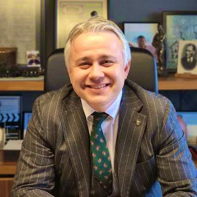 bpthaber's tweet photo. Sedat Peker’in avukatı Ersan Barkın, Erzurum’da bir doktor tarafından cinsel saldırıya uğradığı iddia edilen 17 yaşındaki engelli kız ve ailesinin avukatlığını üstlendi. https://t.co/WgS0UJAqC4