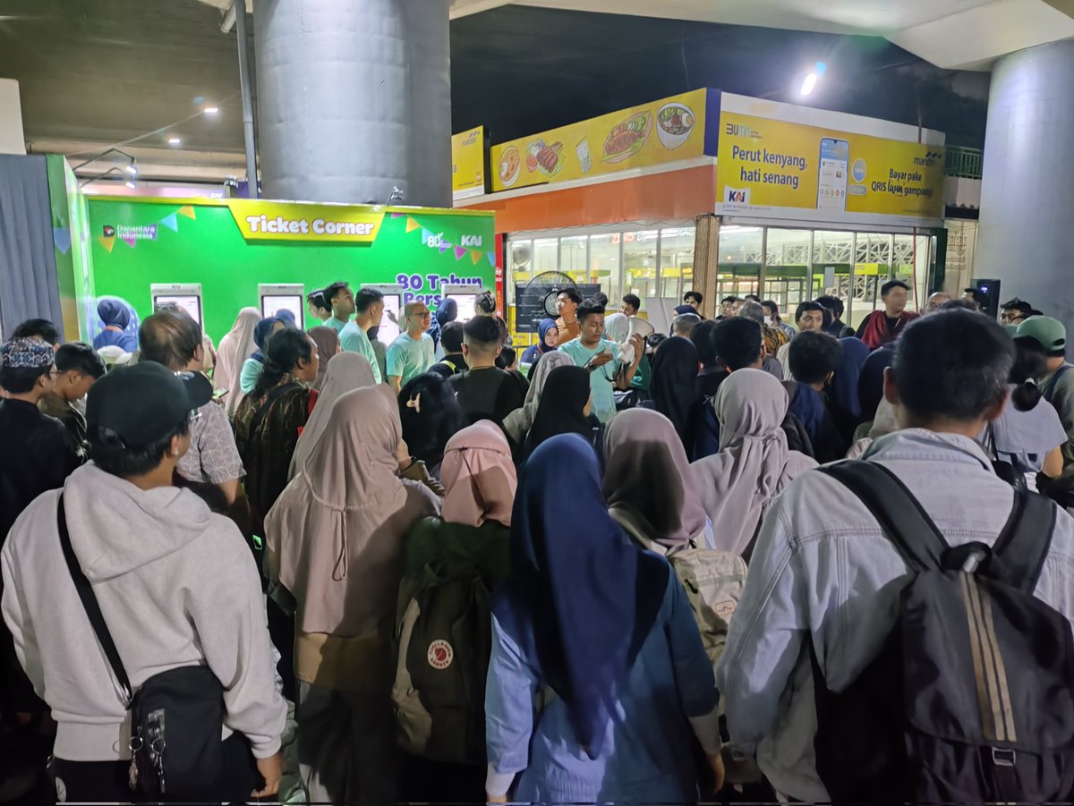 ramdanfh's tweet photo. @KAI121 Program yang dimaksud adalah tiket cornet mini expo di stasiun Gambir 24 Sept 2025

Sampe jam 22.38 antrian yg dr jam 15.00 blm dpt sama sekali, kacau https://t.co/8M1Pso3uOj
