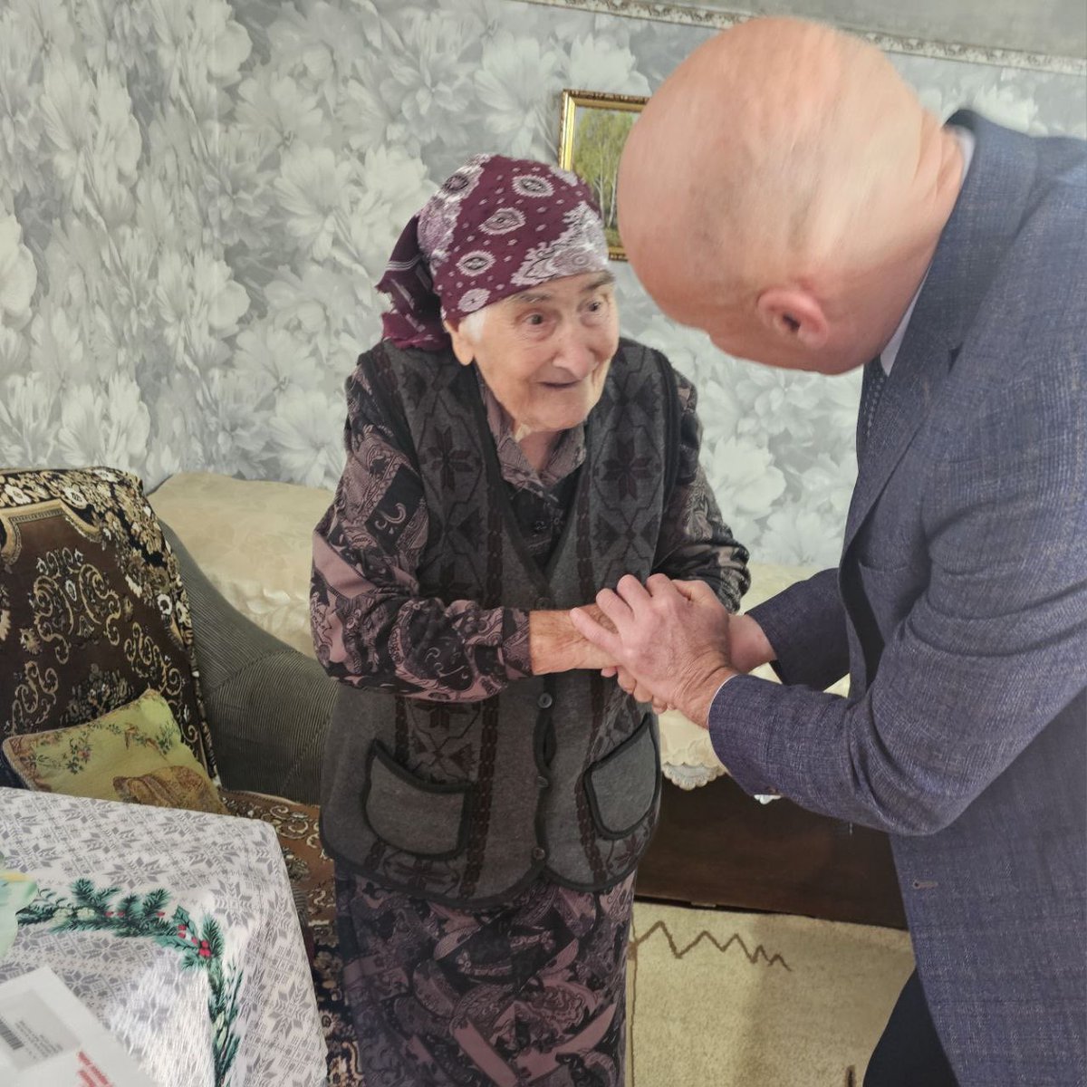 Посол России в Южной Осетии М.М.Кулахметов поздравил ветерана Великой Отечественной войны – труженика тыла В.И.Келехсаеву с 80-летием Победы над милитаристской Японией и окончанием Второй мировой войны

t.me/rusembrso/30298