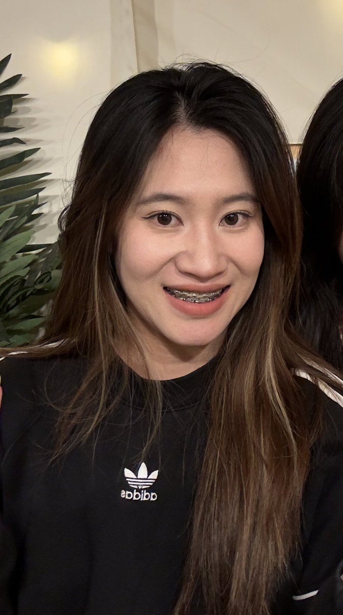 【骚货曝光】之前来自曝的骚货投稿她同样是骚货的闺蜜，莫千颖 25岁，喜欢体育生、肥爹，有恋丑癖 喜欢被颜射。有拿她合照射屏的可以私信给我！