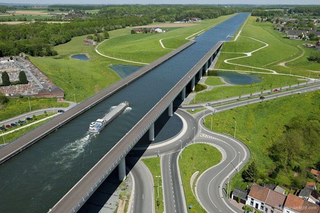 BigBangSciCom's tweet image. Le pont-Canal du Sart, à Houdeng en Belgique, qui mesure 498 m de long !

#technique #architecture #ingénierie