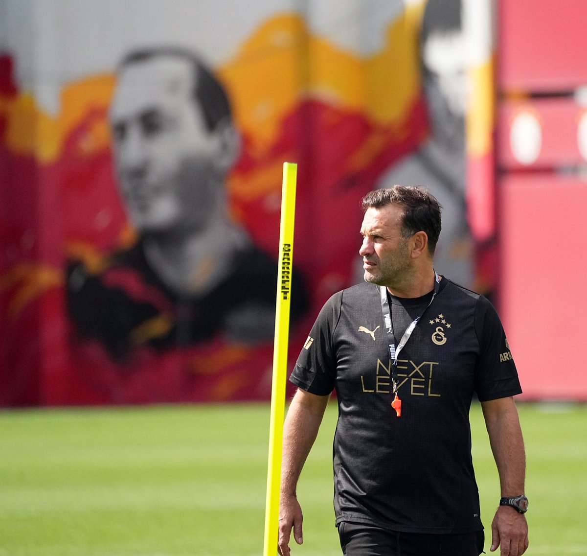 Eleştiri tabiki olacak. Oyun içinde elimizden geldiğince... 

Ancak mesele şu... Hepimizin isteği Avrupada başarı. Ligi geriye atmamız bekleniyor ama Bu Avrupa arenasında oynamak için ligi kazanman gerekiyor. Bir de şu var. Ligi kazanıyor zaten, Sen konya'yı yenmek için mi kurdun