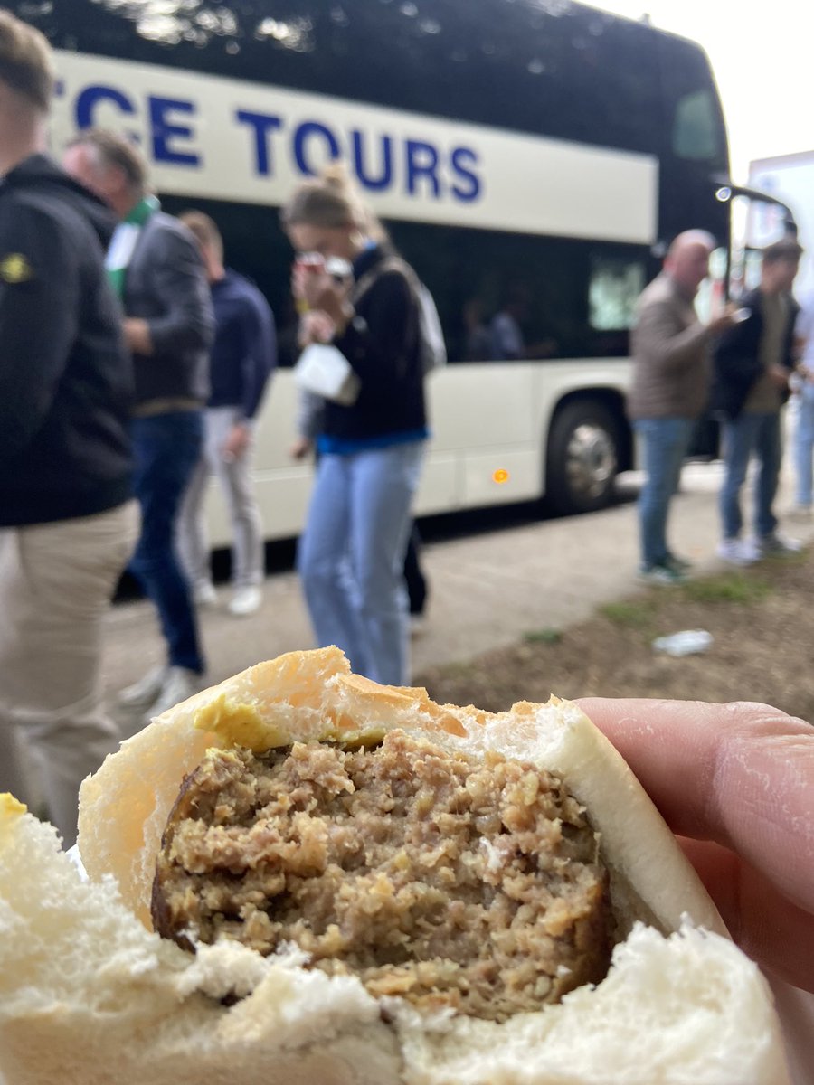 En alsof het niet op kan serveert @brasserievandijk ook nog even een heerlijk broodje bal bij de sanitaire stop onderweg zo kunnen we <a href="/scgenemuiden/">Sportclub Genemuiden</a> wel aanmoedigen  #primageregeld
