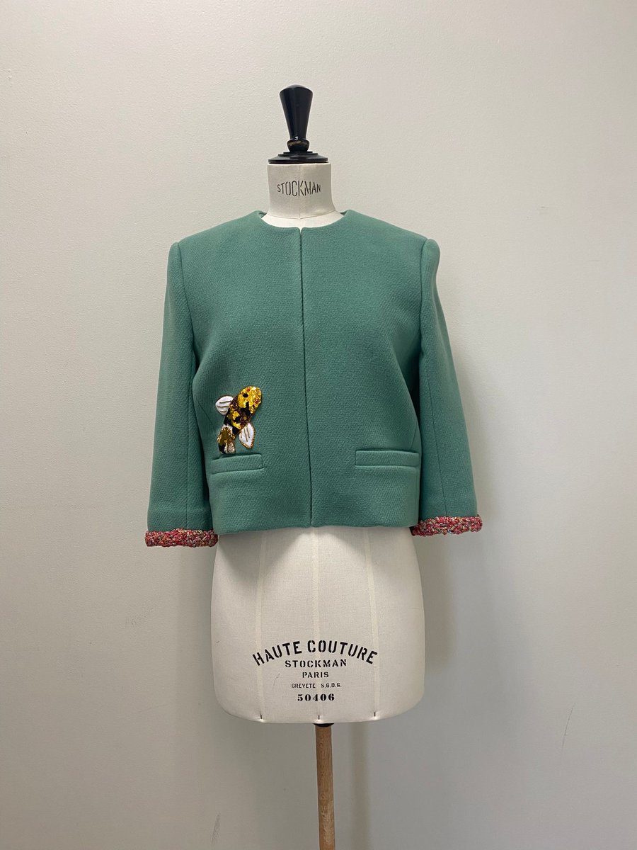 Veste réalisée par Valentin Germann, étudiant en 2ᵉ année de CAP #Tailleur, et inspirée de l’univers du manga.

Un bel exemple de maîtrise technique et de créativité au service de la #mode ! 💡🧵