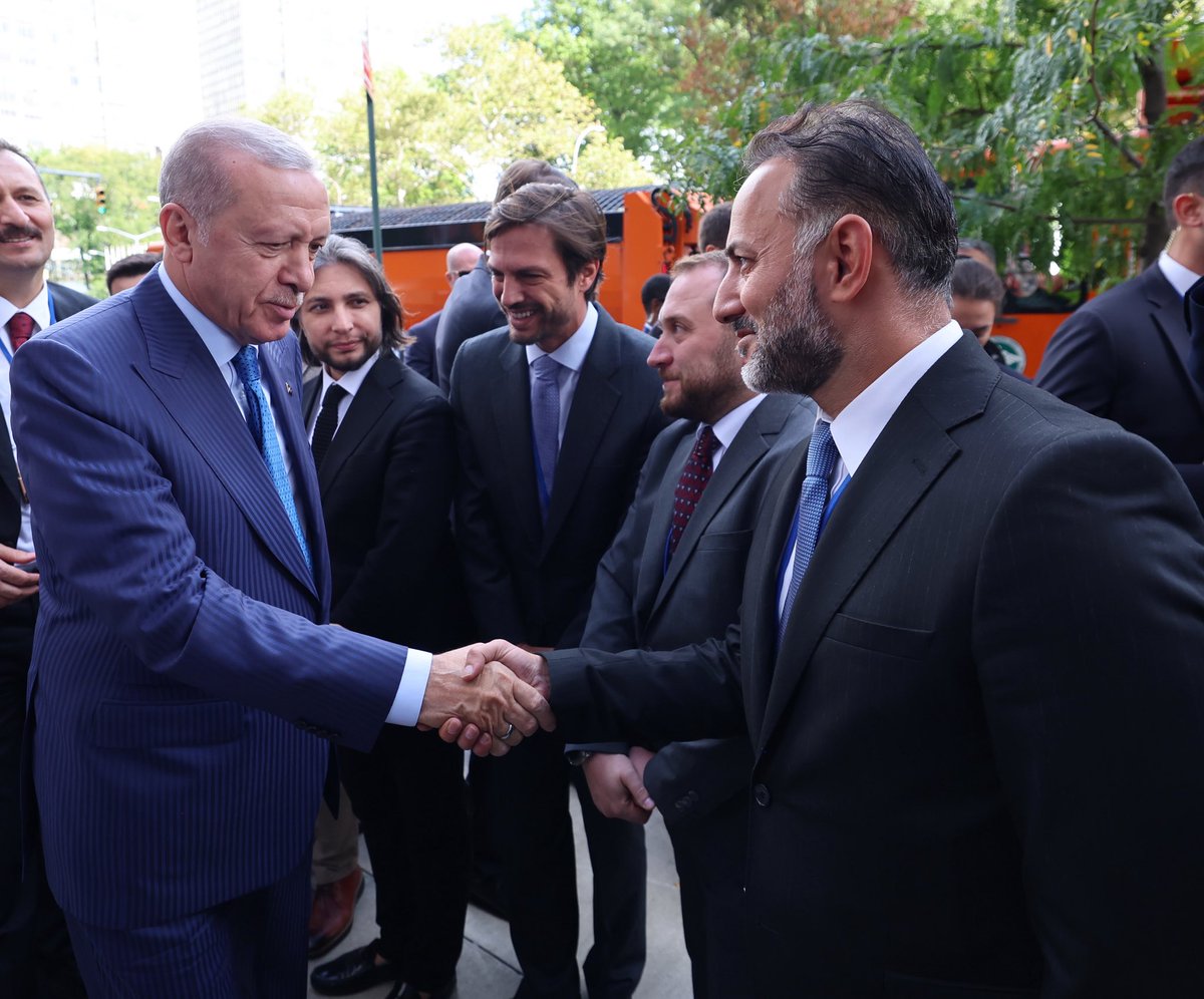 📍New York, Türkevi

BM 80. Genel Kurulu ve Sağlık Konulu Yüksek Düzeyli Haftası toplantıları vesilesiyle ziyaret ettiğimiz Amerika Birleşik Devletleri'nden unutulmaz bir kare. 

Cumhurbaşkanımız Sayın Recep Tayyip Erdoğan'ın liderliğinde, her alanda olduğu gibi sağlık alanında